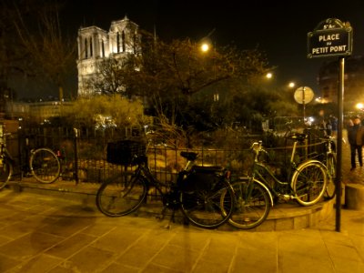 Paris, Place du Petit Pont le soir