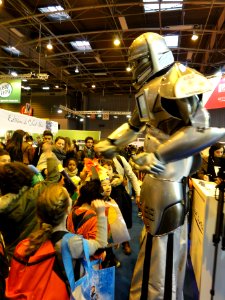 Paris, Salon du Livre 2015 (05) astronaute entouré d'enfants