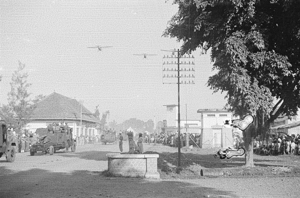 Parade t.g.v. verjaardag H.K.H. prinses Juliana op het Aloon te Poerwokerto ook, Bestanddeelnr 1654-3-1