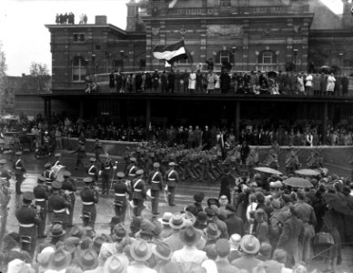 Parade te Arnhem (verjaardag prinses Juliana) voor Musis Sacrum, Bestanddeelnr 902-1415