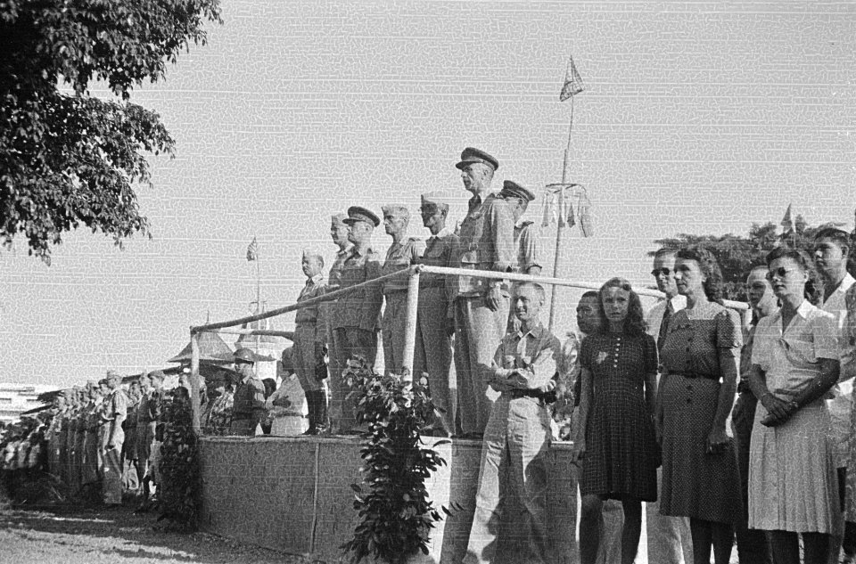 Parade t.g.v. verjaardag H.K.H. prinses Juliana op het Aloon te Poerwokerto De V, Bestanddeelnr 1654-2-3