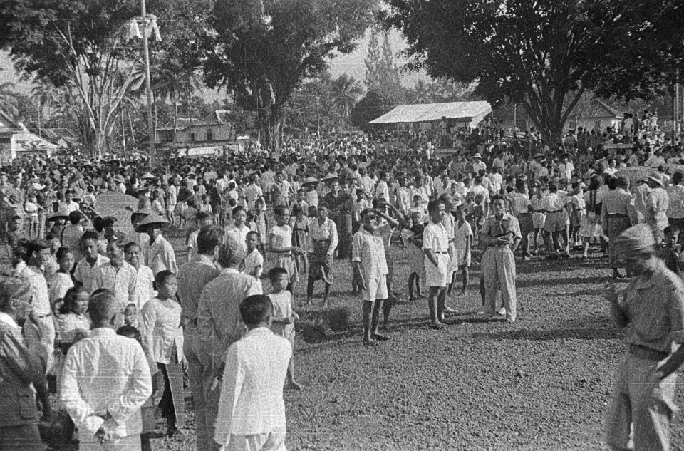Parade t.g.v. verjaardag H.K.H. prinses Juliana op het Aloon te Poerwokerto, Bestanddeelnr 1654-3-2