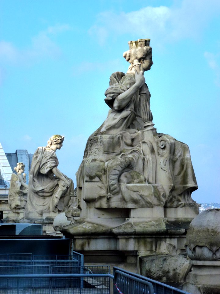 Paris, gare d'Orsay, statues sur la terrasse du toit