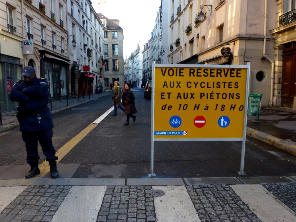 Paris, Rue de Turenne, réservée aux pietons et cyclistes, le dimanche