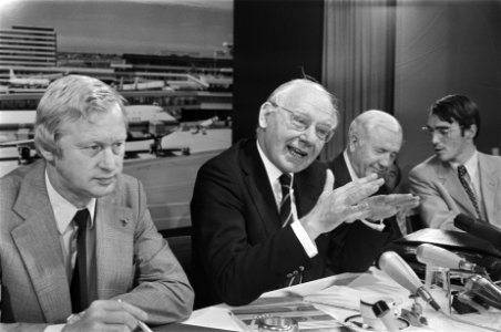 Parlementaire delegatie terug uit Sovjet Unie , vlnr Andriessen, Vondeling e, Bestanddeelnr 928-7396