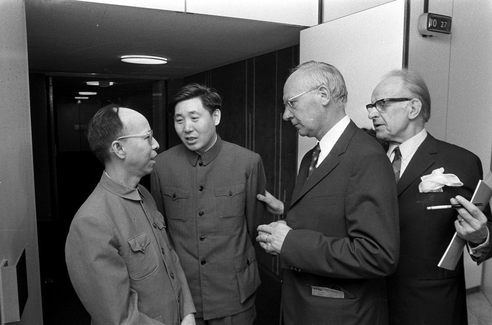 Parlementaire delegatie naar China, Vondeling en Li Mao Lai (Chinese zaakgelasti, Bestanddeelnr 926-6164