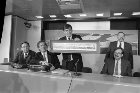 Parlementaire delegatie terug uit Suriname op Schiphol, Bestanddeelnr 934-3565