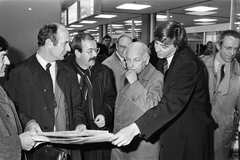 Parlementaire delegatie inzake de plaatsing van kernwapens terug uit Moskou v.l, Bestanddeelnr 932-7591