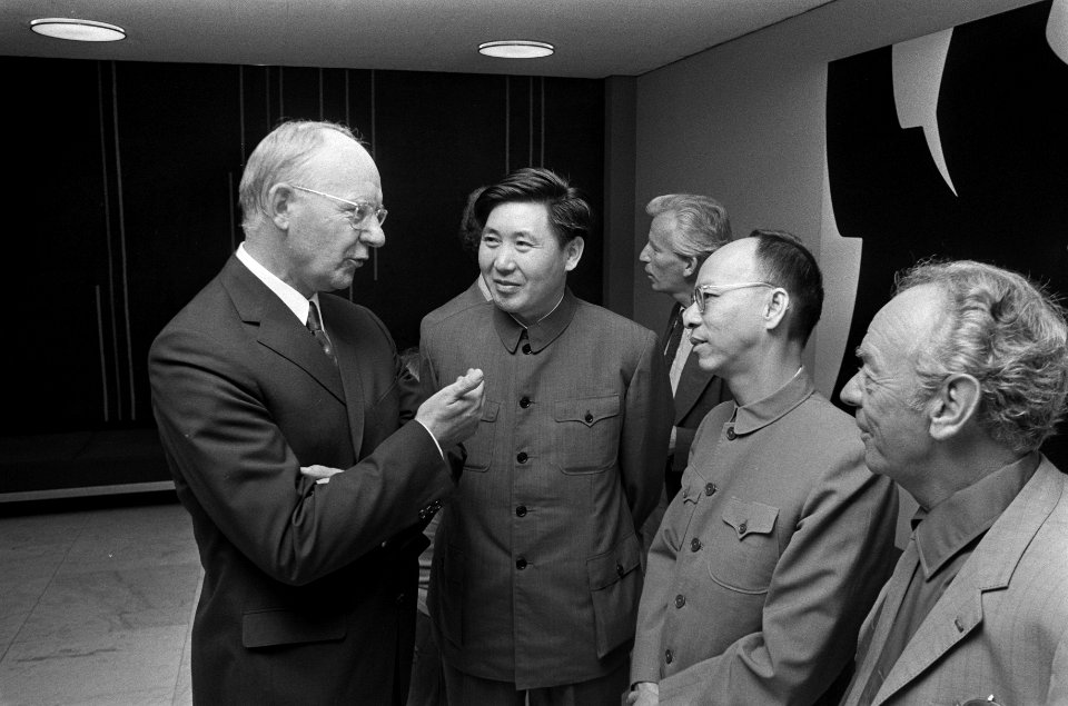 Parlementaire delegatie naar China, Vondeling in gesprek Li Mao Lai, Bestanddeelnr 926-6166