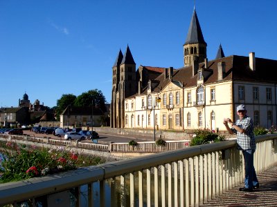 Paray-le-M., la basilique vue du pont de la Bourbince