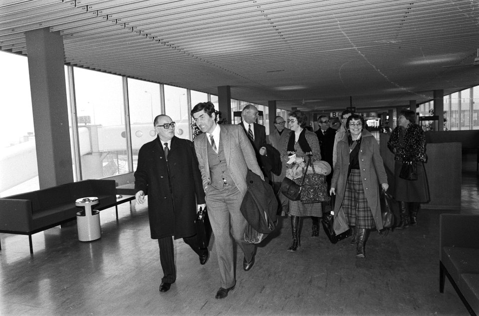 Parlementaire delegatie vanaf Schiphol naar Griekenland v.l.n.r. Ien v.d. Heuve, Bestanddeelnr 930-1274