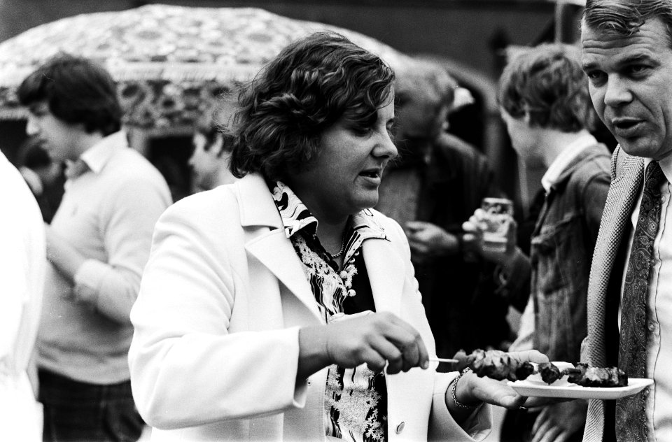 Parlementaire barbeque op Binnenhof Erica Terpstra (VVD) tijdens de barbeque, Bestanddeelnr 929-7994