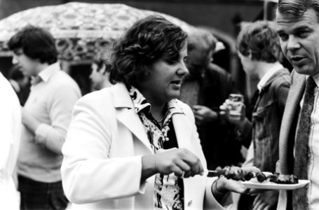Parlementaire barbeque op Binnenhof Erica Terpstra (VVD) tijdens de barbeque, Bestanddeelnr 929-7994
