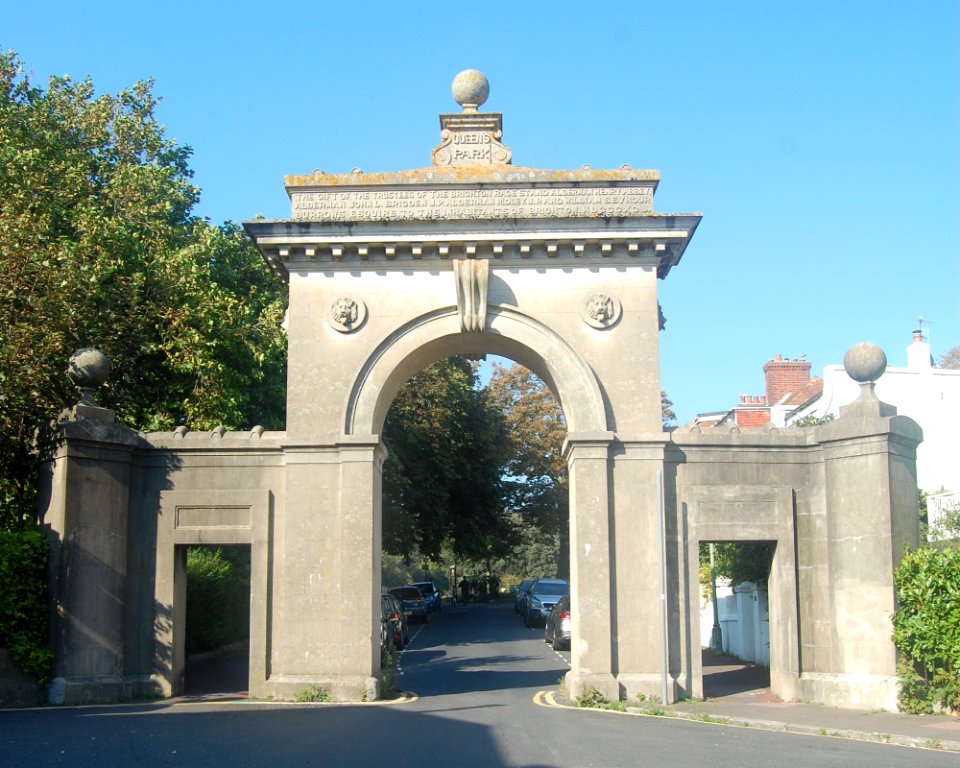Park Street Gate, Park Street, Queen's Park, Brighton (NHLE Code 1380703) (August 2019) (2)