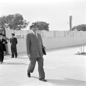 Parlementslid op het voorplein van de Knesseth in Tel Aviv met op de achtergrond, Bestanddeelnr 255-1335