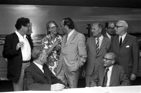 Parlementaire delegatie op Schiphol na bezoek aan Suriname nummer 12 drs H Fra, Bestanddeelnr 926-5654