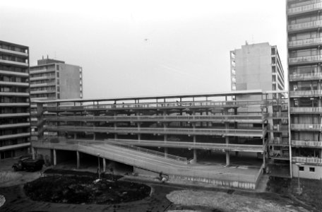 Parkeerflat in Molenwijk, Amsterdam Noord, Bestanddeelnr 922-4750