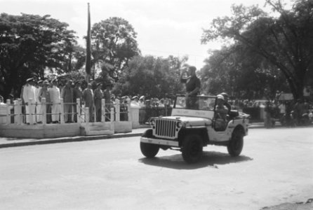Paradecommandant luitenant-kolonel B.P. de Vries passeert het podium, Bestanddeelnr 204-4-6