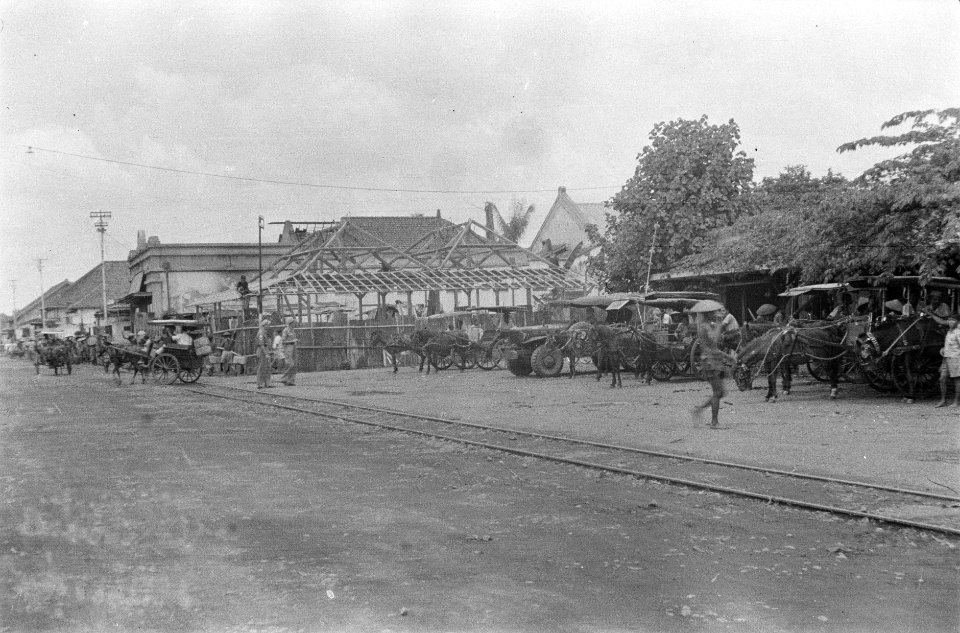 Parkeerplaats van z.g. Dokars (Javaanse paard en wagens). Er loopt ook een tramr, Bestanddeelnr 450-3-3