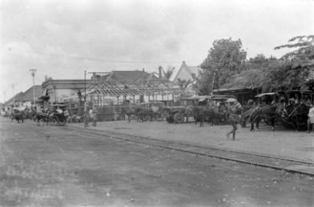 Parkeerplaats van z.g. Dokars (Javaanse paard en wagens). Er loopt ook een tramr, Bestanddeelnr 450-3-3