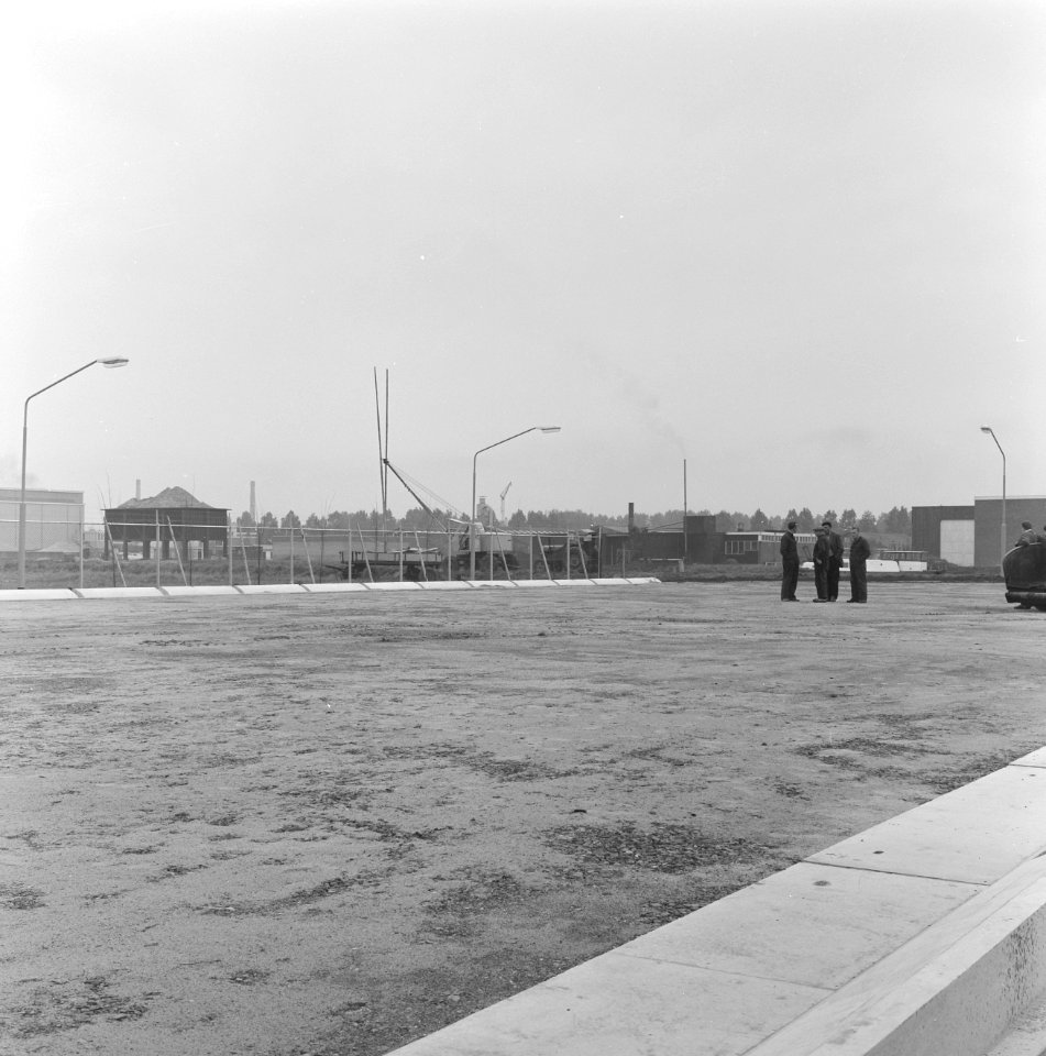 Parkeerplaatsen, arbeiders, omheiningen, Bestanddeelnr 169-1234