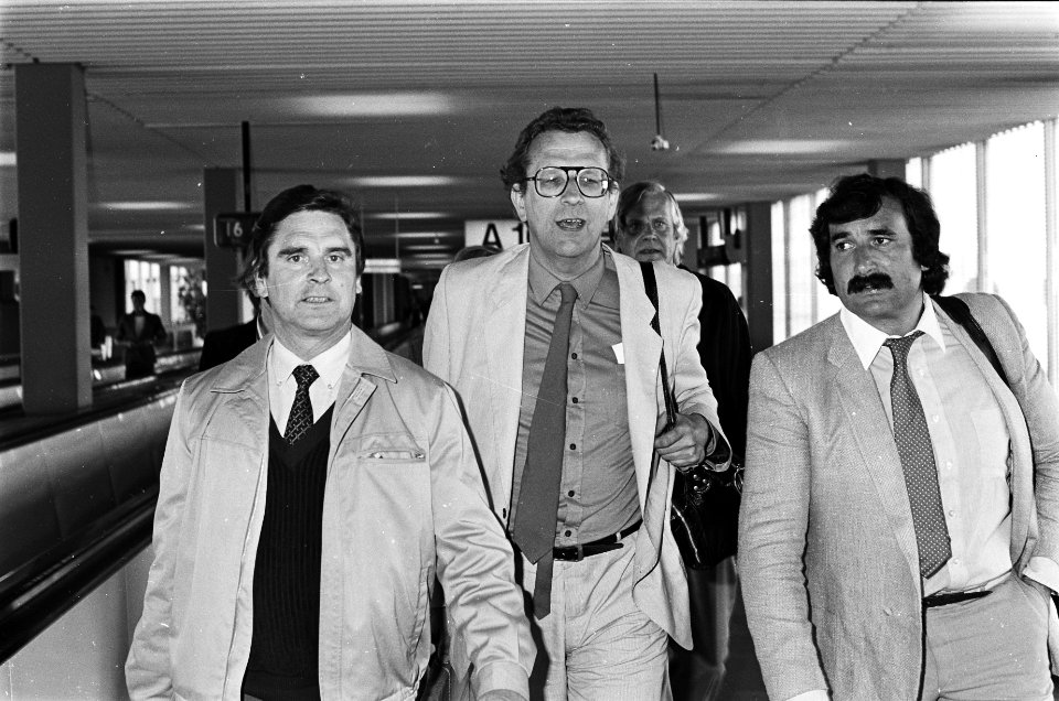 Parlementaire delegatie op Schiphol terug uit Latijns- Amerika. Drs. H. Aarts, d, Bestanddeelnr 932-1130