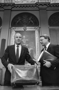 Parlementaire enquete bouwsubsidies ir. A. Peters met Klaas de Vries (r), Bestanddeelnr 934-0699