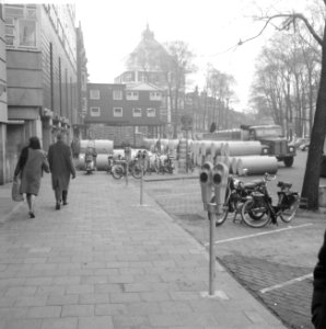 Parkeermeters in Amsterdam in gebruik gesteld, veel belangstelling voor de meter, Bestanddeelnr 916-1973