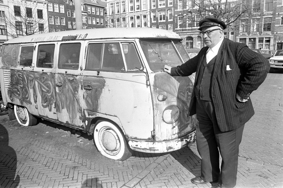 Parkeerwacht Ome Gerrit bij zijn bekladde auto op Amstelveld, Amsterdam, Bestanddeelnr 925-4564