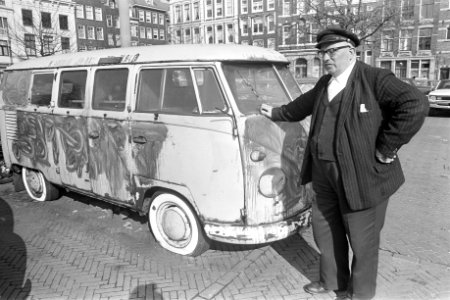 Parkeerwacht Ome Gerrit bij zijn bekladde auto op Amstelveld, Amsterdam, Bestanddeelnr 925-4564