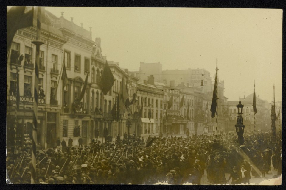 Parade van een Franse legereenheid door een vlaggende stad., Bestanddeelnr 158-1345