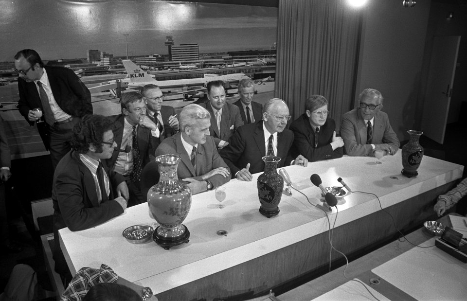 Parlementaire delegatie terug uit China op Schiphol, de delegatieleden tijdens p, Bestanddeelnr 926-6413