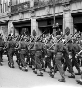 Parade van de Prinses Irene Brigade in Amsterdam, Bestanddeelnr 900-3250