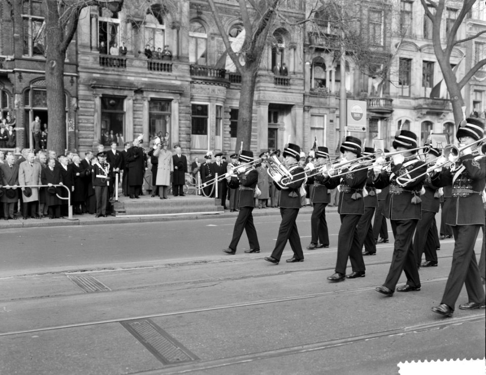 Parade van de Koninklijke Studenten Schietvereniging t.g.v. het 16e lustrum voor, Bestanddeelnr 911-7513