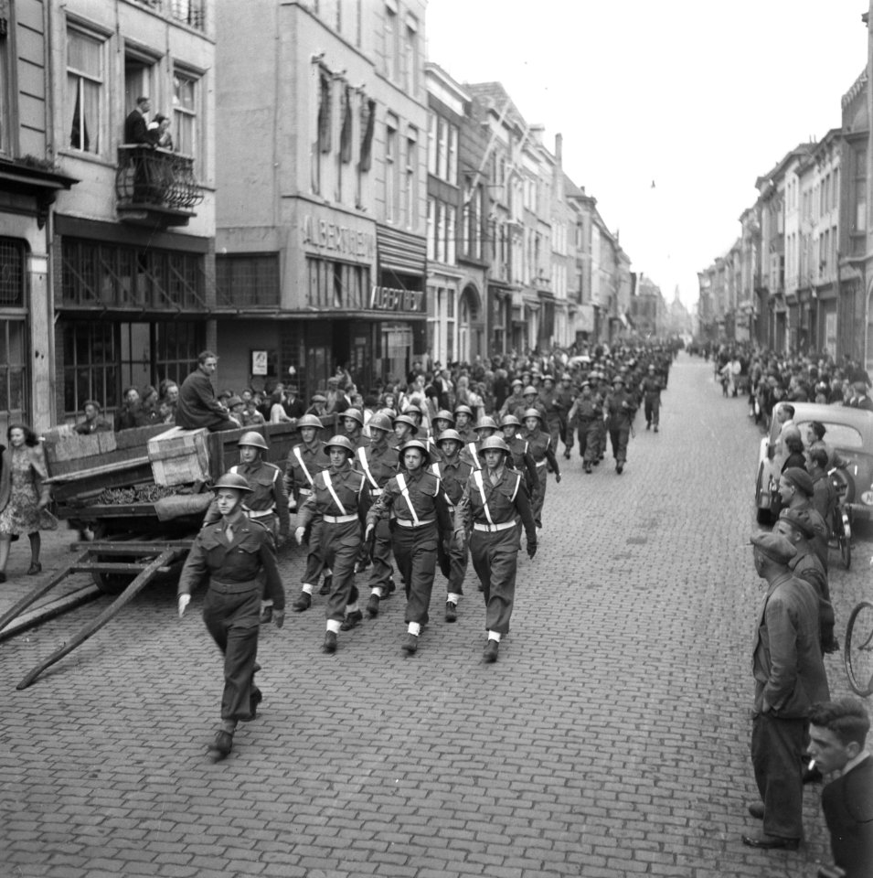 Parade van afzwaaiende troepen door de binnenstad van Den Bosch, Bestanddeelnr 900-7804