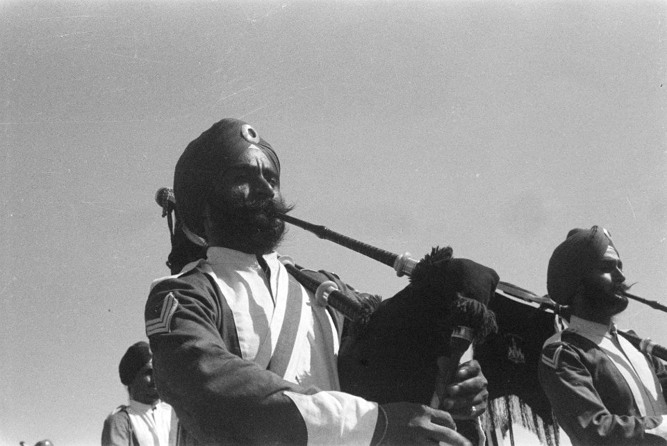 Parade in Batavia ter gelegenheid van de verjaardag van koning George VI van het, Bestanddeelnr 9-6-6