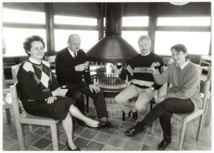 Parnassia wordt overgenomen links de oude exploitanten Dhr. en Mevr. Doodeman en rechts de nieuwe Dick van Rijn. NL-HlmNHA 54027068