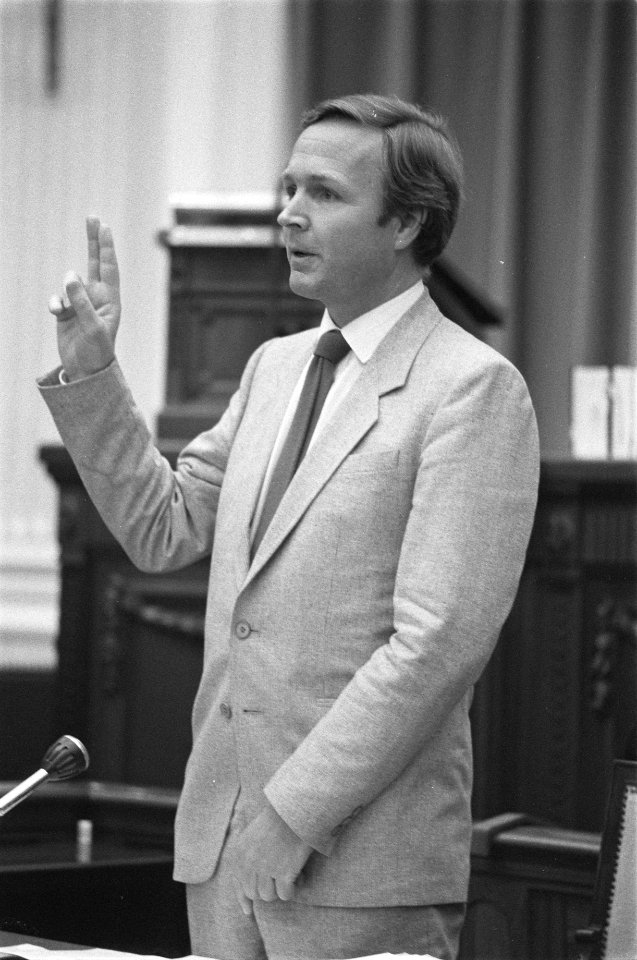 Parlementaire enquete RSV ex minister J. Terlouw legt eed af, Bestanddeelnr 933-0242