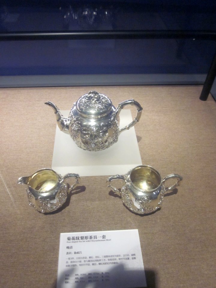 Pear-shaped Tea Set with Chysanthemum Motif, the late Qing Dynasty, Changsha Museum