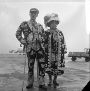 Pearly King en Queen op Schiphol, Bestanddeelnr 913-0050 photo