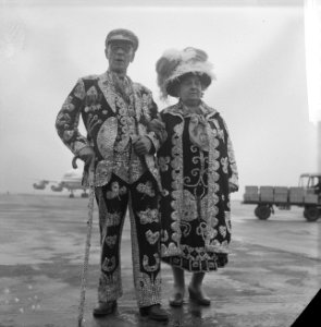 Pearly King en Queen op Schiphol, Bestanddeelnr 913-0050