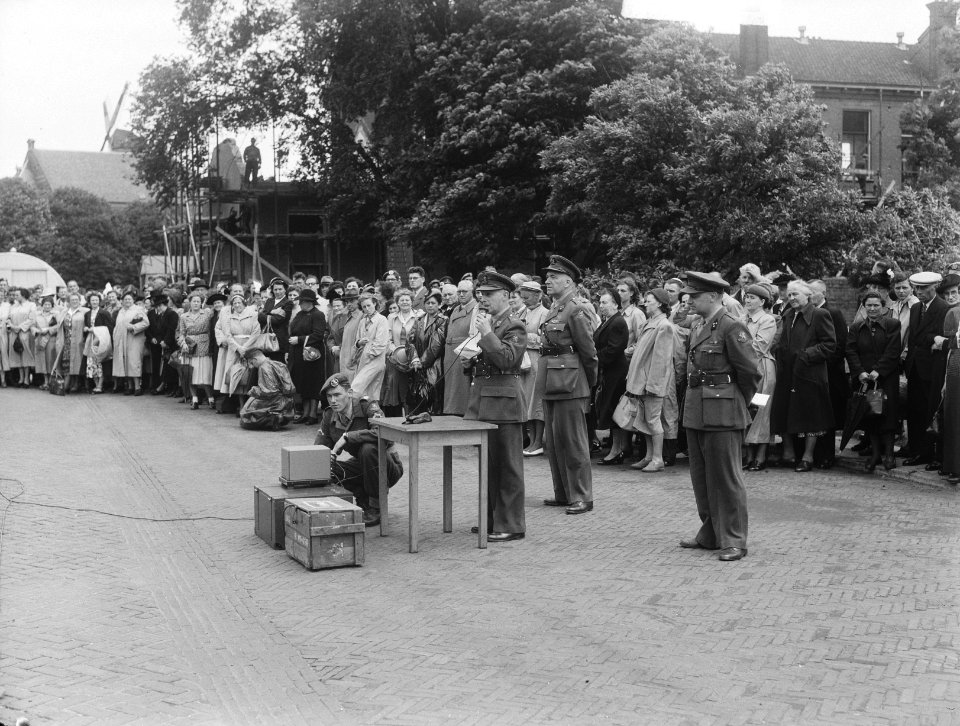 Parade en vaandel Regiment Intendancetroepen Oranje Nassau kazerne Amsterdam, Bestanddeelnr 904-6805
