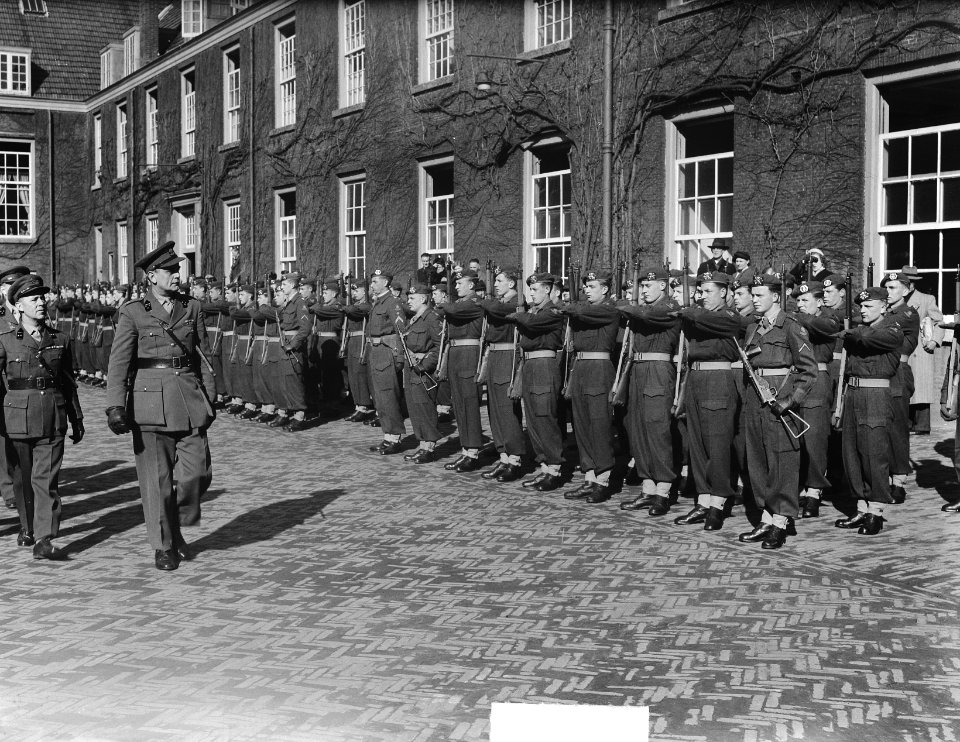 Parade en inspectie te Haarlem Regiment Betuwe, Bestanddeelnr 904-4807