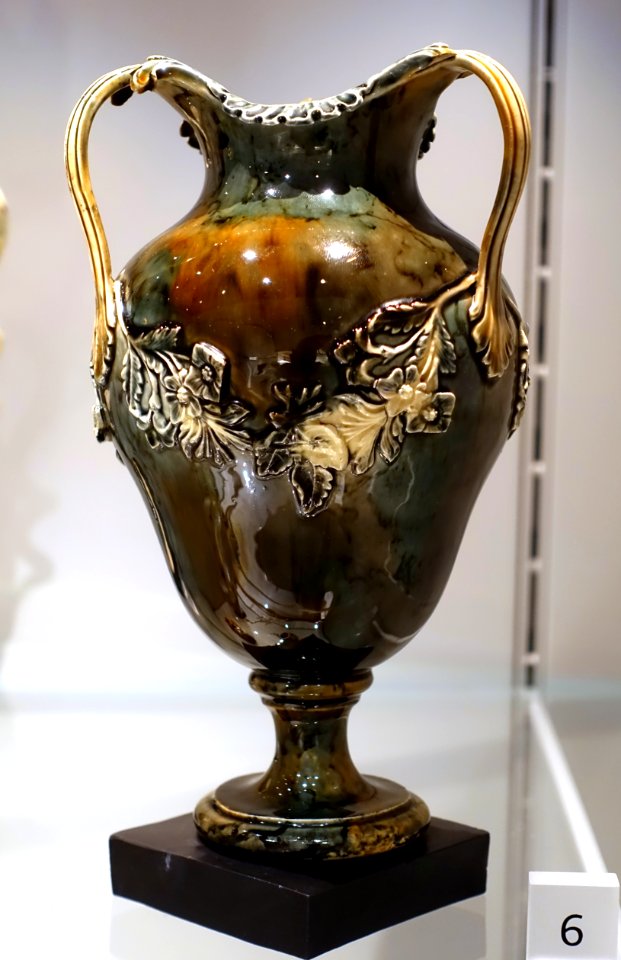 Pear-shaped vase, 1769-1772, Queen's ware decorated with mineral oxides and applied floral swag, black basalt plinh - Wedgwood Museum - Barlaston, Stoke-on-Trent, England - DSC09598
