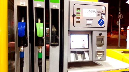 Paz-petrol-station-computer-december-2015-jabotinsky-ramat-gan