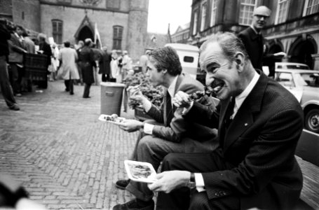 Parlementaire barbeque op Binnenhof minister Van der Klaauw neemt een hap, Bestanddeelnr 929-7992