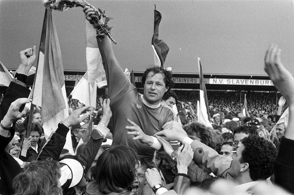 PEC Zwolle tegen FC Vlaardingen 3-1, Rinus Israel op de schouders, Bestanddeelnr 929-7200