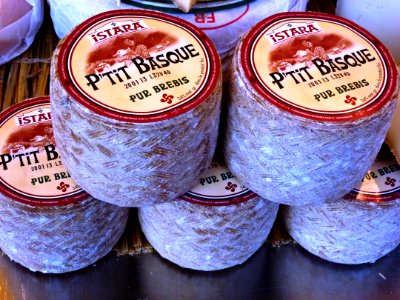 Paris, fromage Istara P'tit Basque au marché