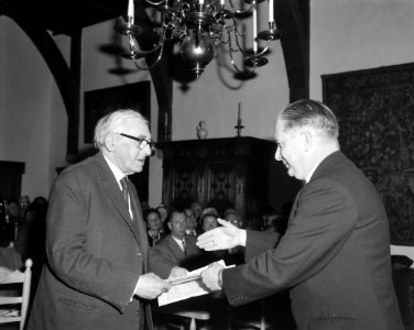 PC Hooftprijs uitgereikt aan dichter Hans Keuls door Mr Y Scholten, Bestanddeelnr 913-9439