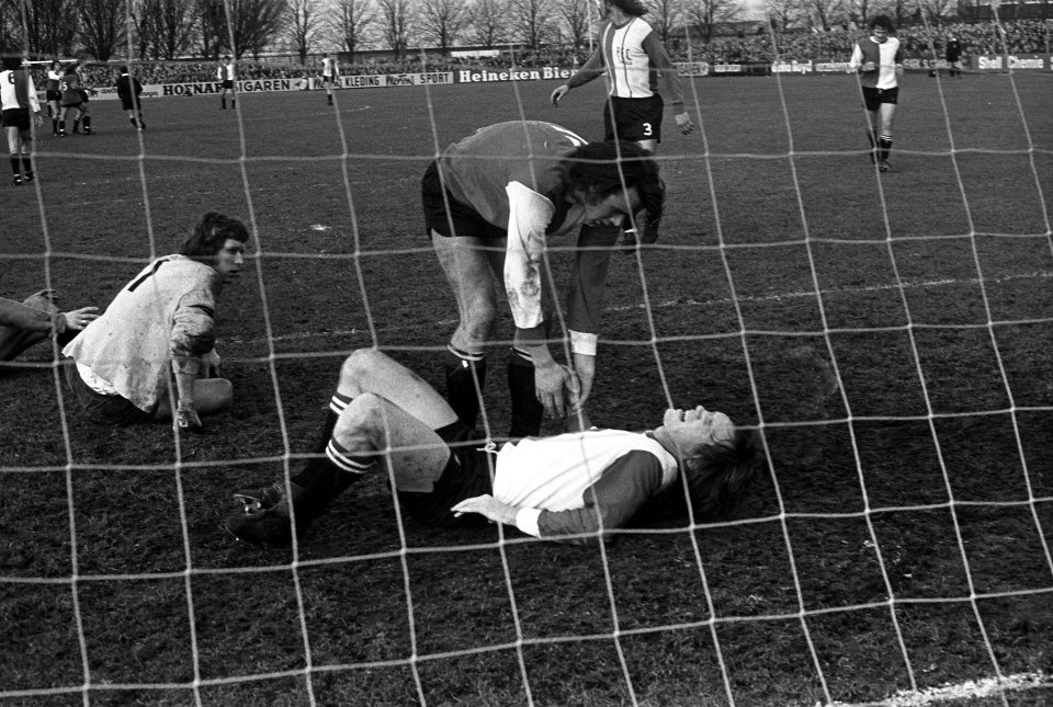 PEC tegen Feyenoord 1-3, KNVB-beker, Wery (liggend) geblesseerd, Ressel helpt, Bestanddeelnr 926-1865